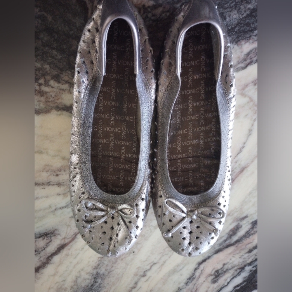 Vionic Women's Silver Ballet Flats